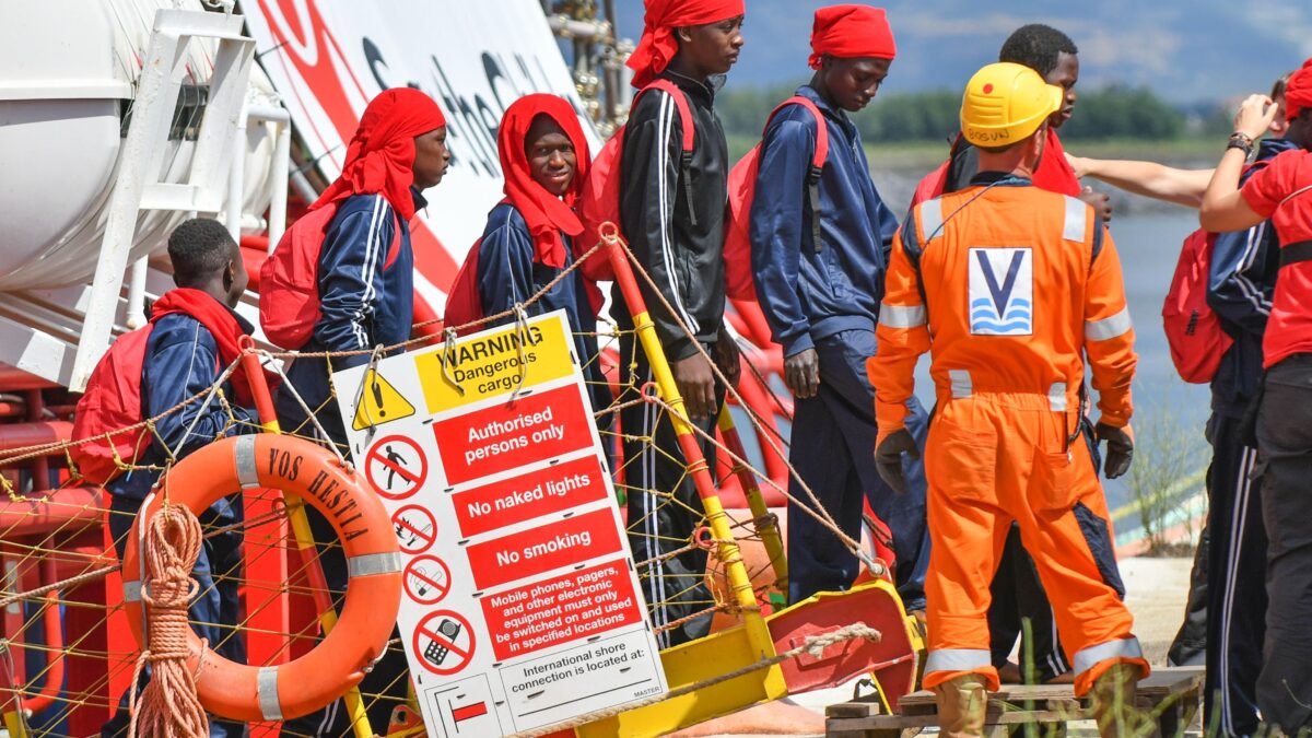 Gli scafisti picchiavano i migranti e gli attivisti delle Ong li coprivano