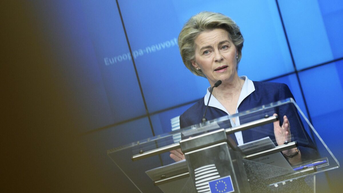 Bruxelles mostra i muscoli ma poi implora gli Usa di far arrivare le dosi in Ue