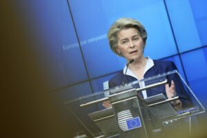 Bruxelles mostra i muscoli ma poi implora gli Usa di far arrivare le dosi in Ue