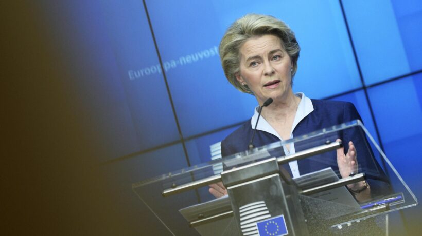 Bruxelles mostra i muscoli ma poi implora gli Usa di far arrivare le dosi in Ue