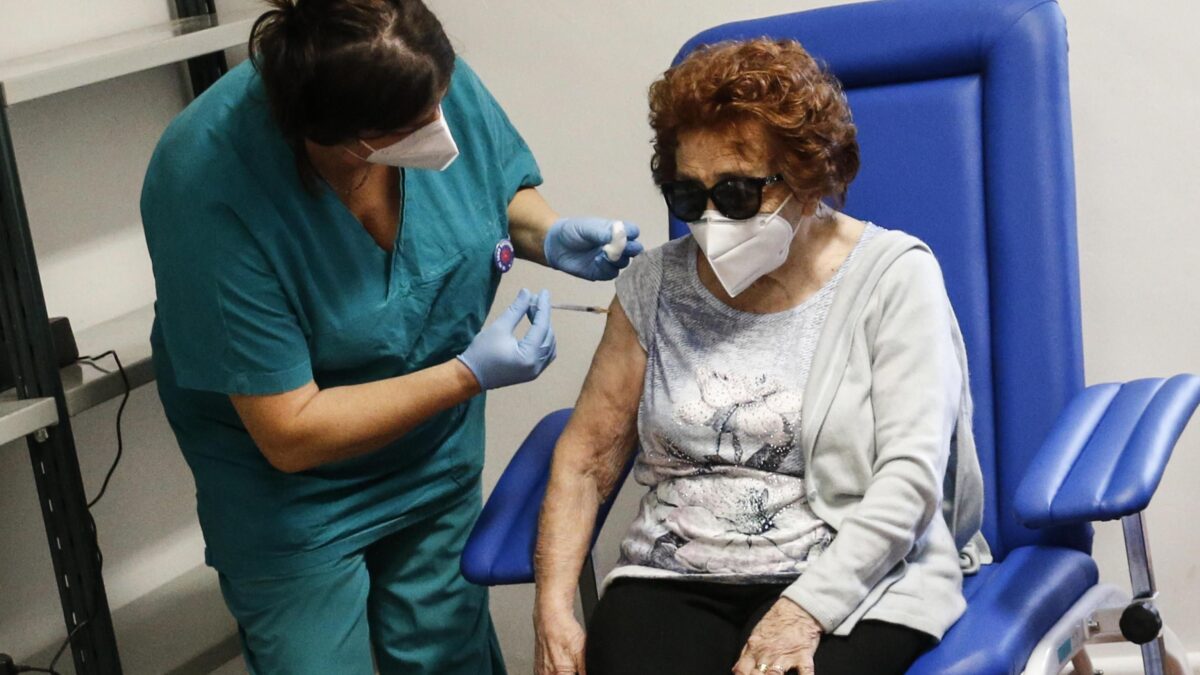 Le tesi «negazioniste» tornano buone a chi adesso si ritrova a difendere i vaccini