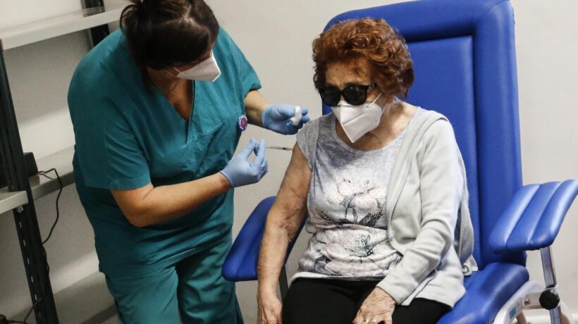 Le tesi «negazioniste» tornano buone a chi adesso si ritrova a difendere i vaccini