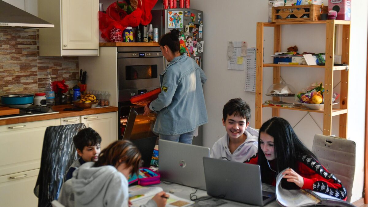 Ridotte a mezzo stipendio o a (non) lavorare da casa. Donne tradite dal governo
