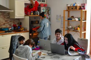 Ridotte a mezzo stipendio o a (non) lavorare da casa. Donne tradite dal governo
