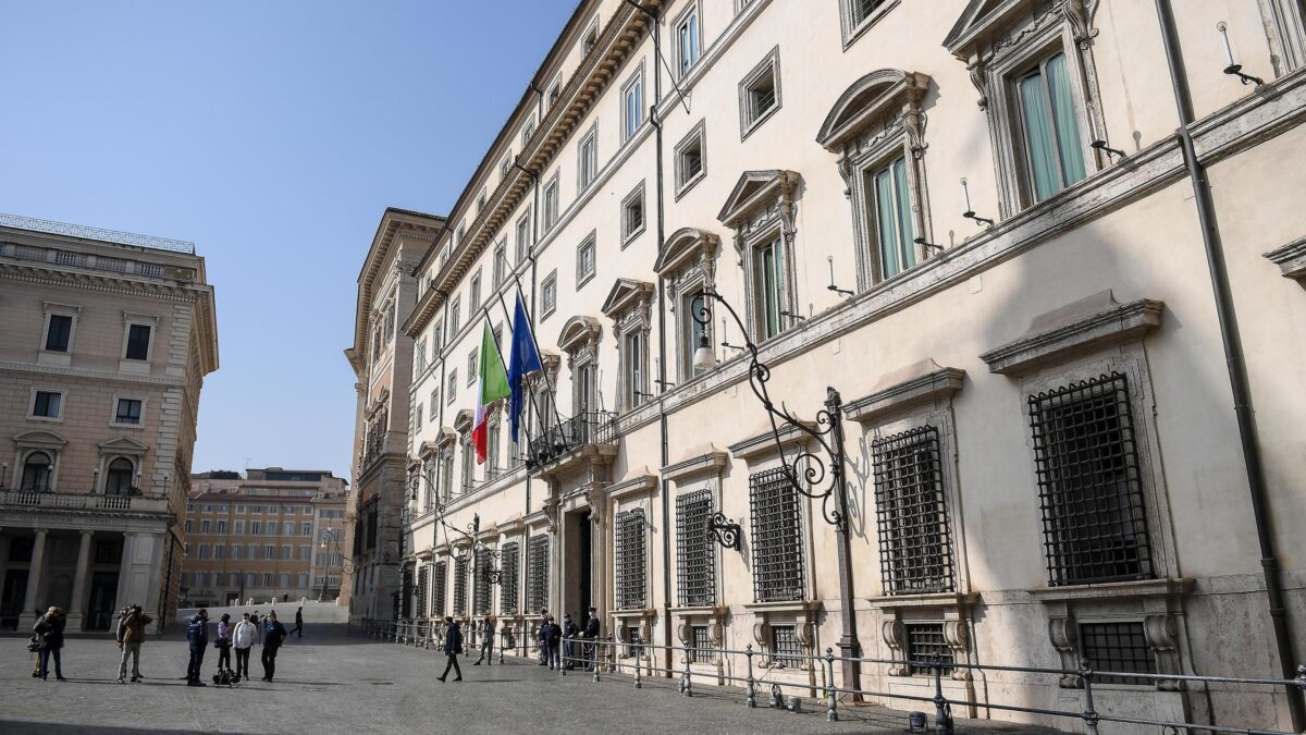 Palazzo Chigi finanzia la cooperativa che forniva «braccia» migranti al Pd