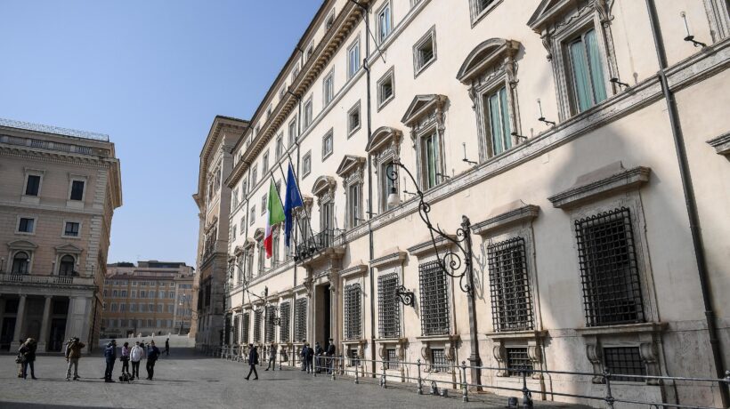 Palazzo Chigi finanzia la cooperativa che forniva «braccia» migranti al Pd