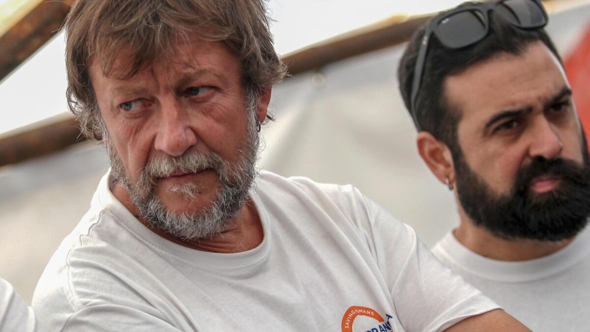 Casarini smascherato sui soldi per portare clandestini in Italia: «Domani champagne»