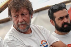 Casarini smascherato sui soldi per portare clandestini in Italia: «Domani champagne»