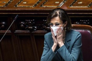 Ma se il vaccino non evita l’infezione come si può imporre?