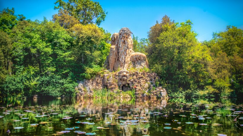 Dentro i giardini di una villa fiorentina dimora un colosso che ammazza i draghi