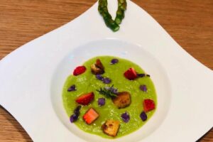 Cuciniamo insieme: crema di asparagi con fragole e violette