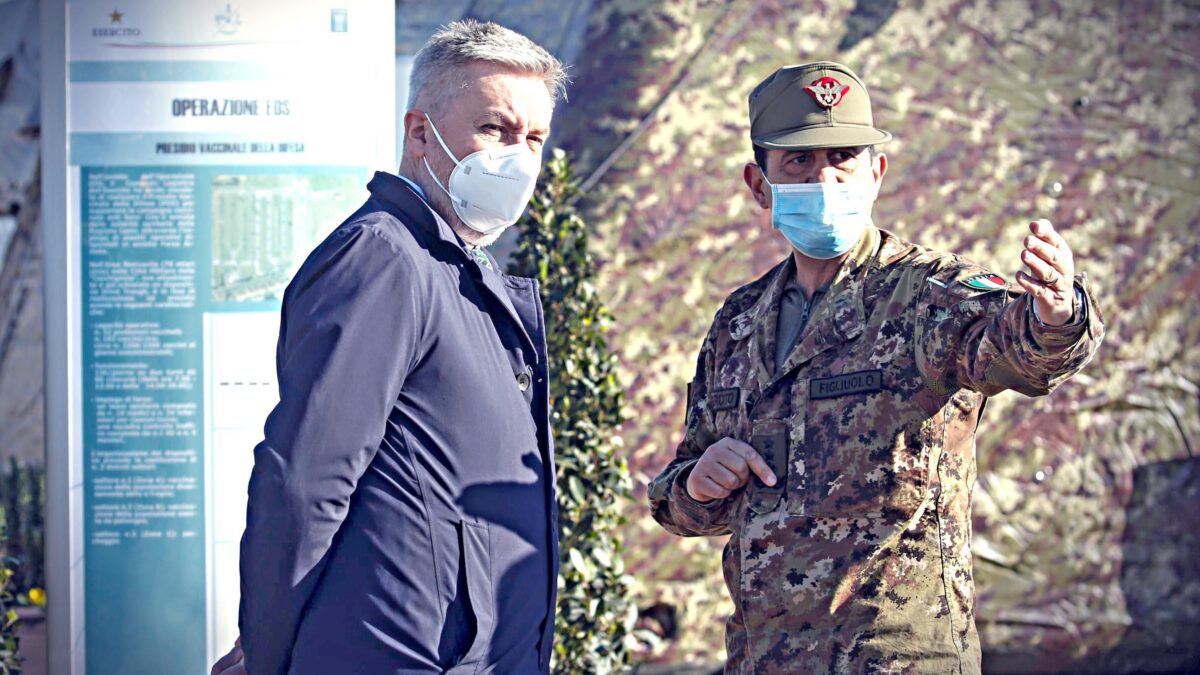 Vaccini e appalti in mano all’alpino decorato