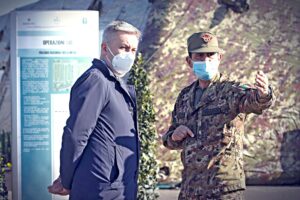 Vaccini e appalti in mano all’alpino decorato