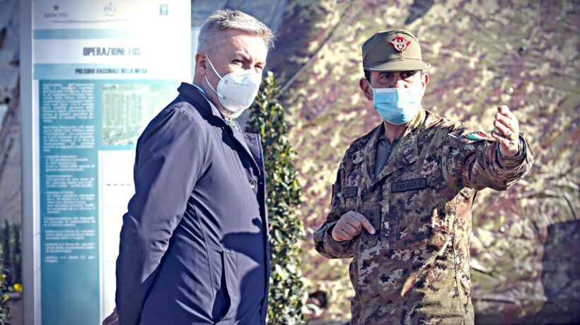 Vaccini e appalti in mano all’alpino decorato