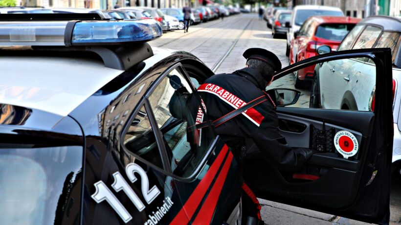 Mandano i figli a scuola: arrivano i carabinieri