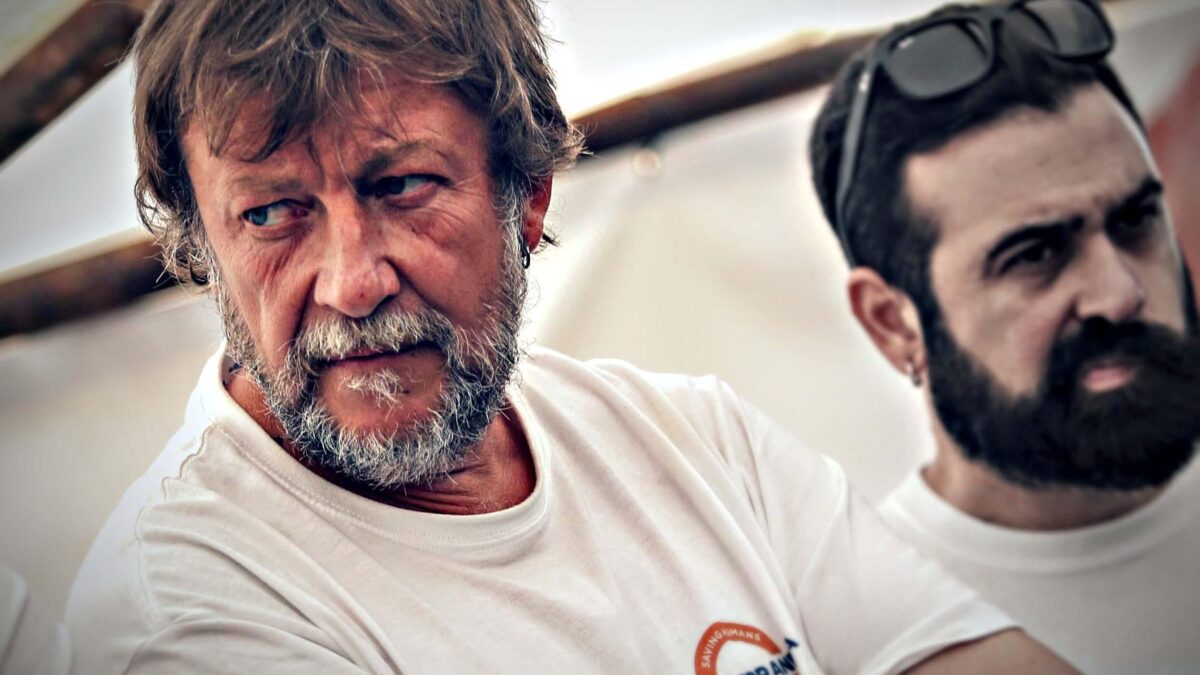 Altra botta alle Ong: «Intesa con gli scafisti»