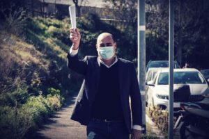 Mascherine e camici con licenze false: tre arresti. C’è un finanziatore di Renzi