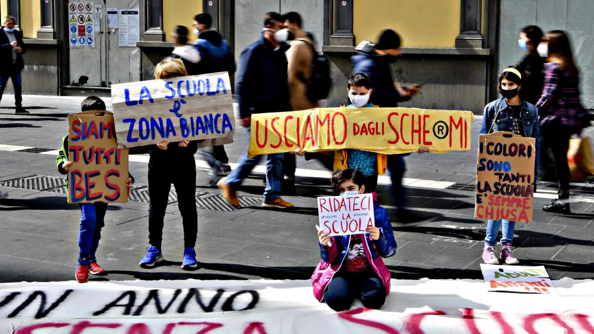 Aule chiuse pure per i figli dei medici. Alunni costretti a tornare in piazza