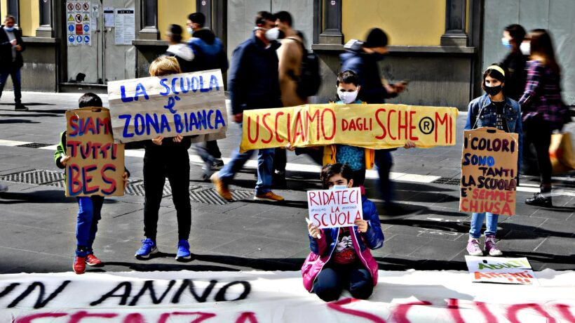 Aule chiuse pure per i figli dei medici. Alunni costretti a tornare in piazza