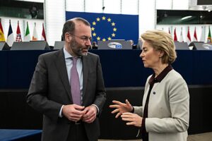 Bruxelles esporta milioni di dosi e va alla guerra suicida con Londra