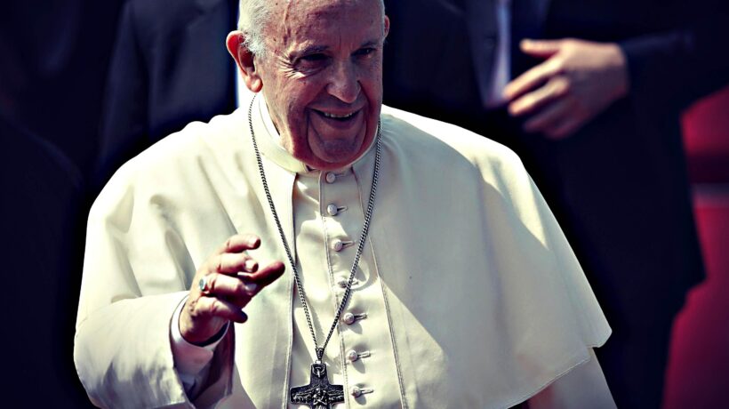 Bergoglio proibisce di benedire le unioni gay