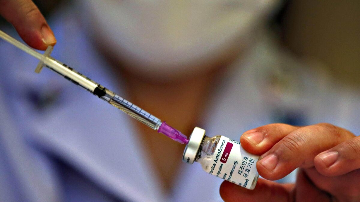 La Ue blocca Astrazeneca. Campagna italiana in tilt