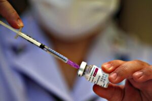 La Ue blocca Astrazeneca. Campagna italiana in tilt