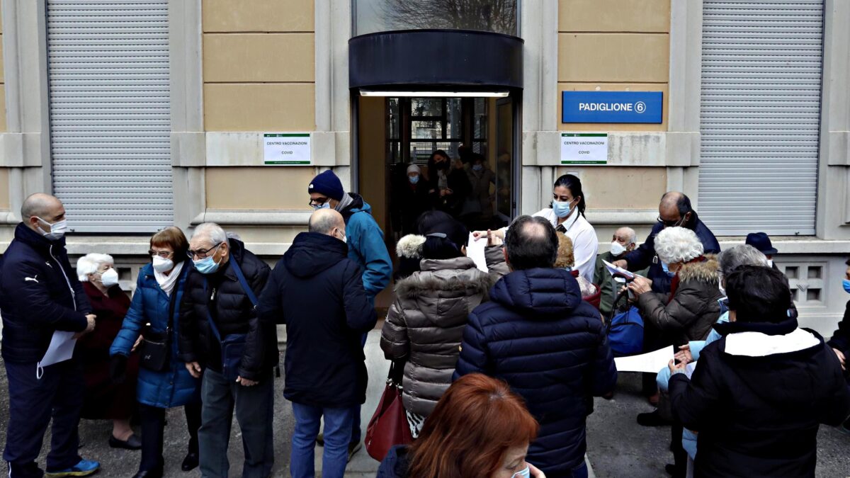 Gli umarell della fiala avanzata aspettano la puntura «a chi passa»