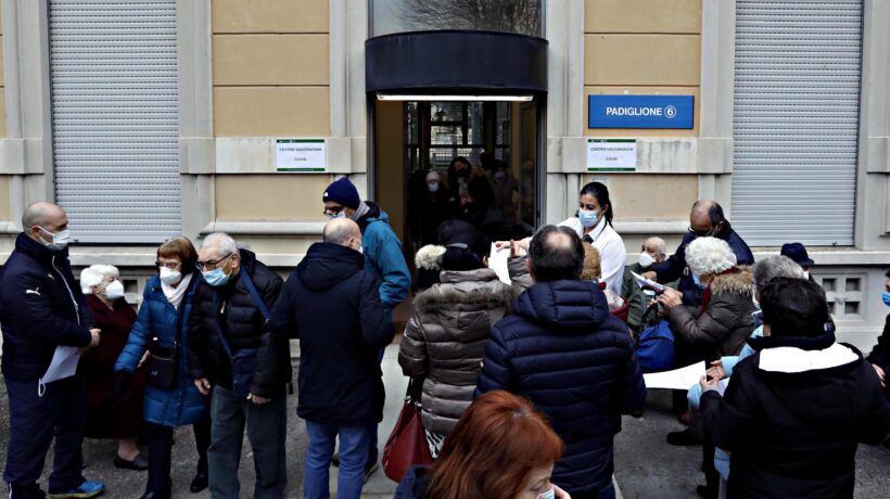 Gli umarell della fiala avanzata aspettano la puntura «a chi passa»