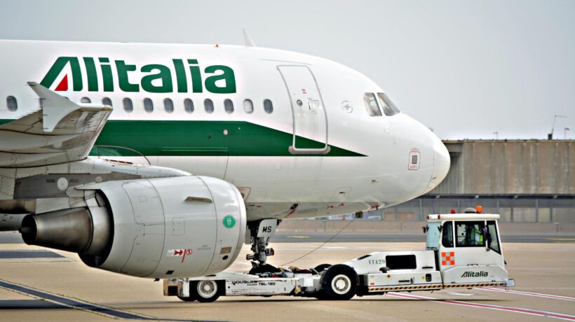 I tagli Alitalia iniziano dalle e-mail: per cassa e auguri ne basta una sola