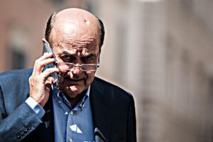 Quella poltrona ingolosisce i dem. Perciò la sinistra non lo difende