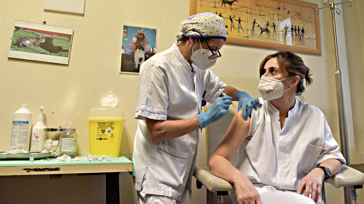 Passa l’idea del vaccino obbligatorio. Imposto ai sanitari e ai farmacisti