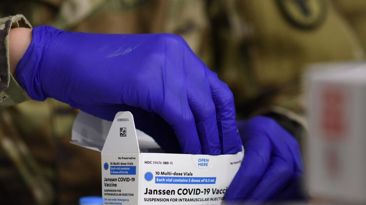 La variabile J&J rallenta il piano. Caos Astrazeneca in Lombardia