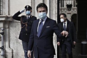 Conte esce dal frigo e dà un buffetto al guru del partito: «Rispetti le toghe»