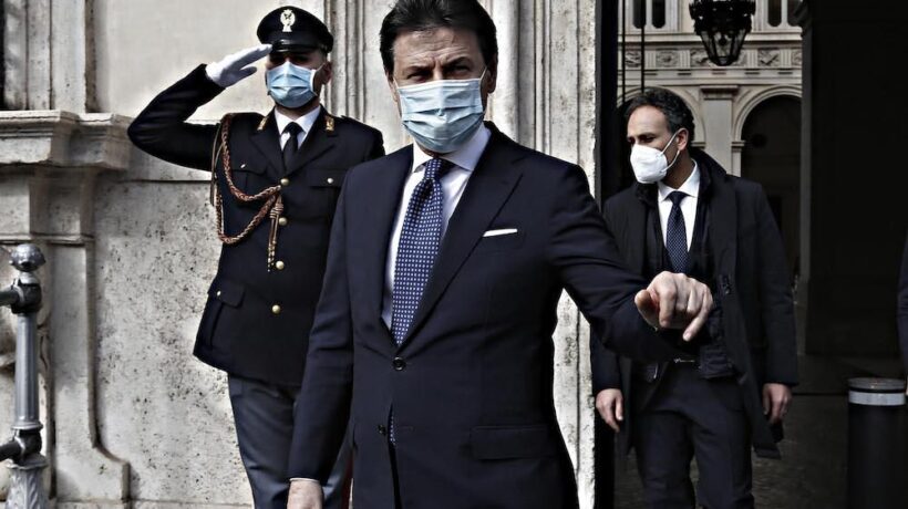 Conte esce dal frigo e dà un buffetto al guru del partito: «Rispetti le toghe»