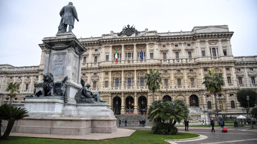 La Cassazione fa le leggi: sì alle adozioni gay