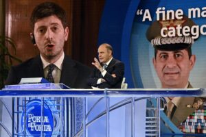 Finalmente Speranza traballa. Ma sul piano pandemico prova a fare lo scaricabarile