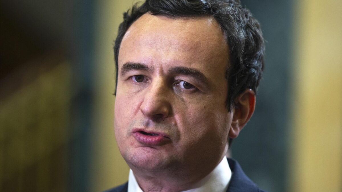 Il capo del Kosovo sfida i serbi e vota in Albania