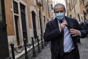 Claudio Borghi «Draghi critica l’Europa più della Lega»