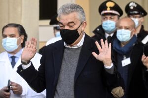 Arcuri nega di sapere di essere indagato. Però chiedeva lumi alla Procura di Roma