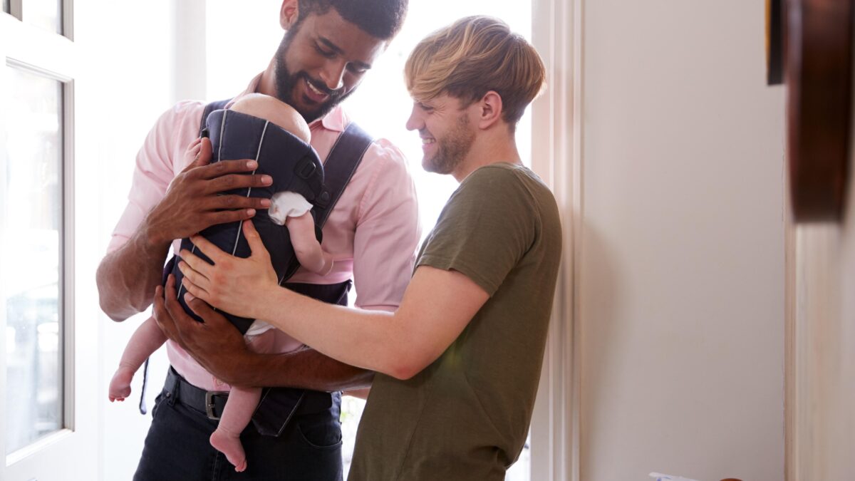 Bimbo adottato coppia gay all’estero, Pro Vita e Famiglia: «Apre un varco all’utero in affitto»