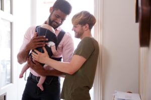 Bimbo adottato coppia gay all’estero, Pro Vita e Famiglia: «Apre un varco all’utero in affitto»
