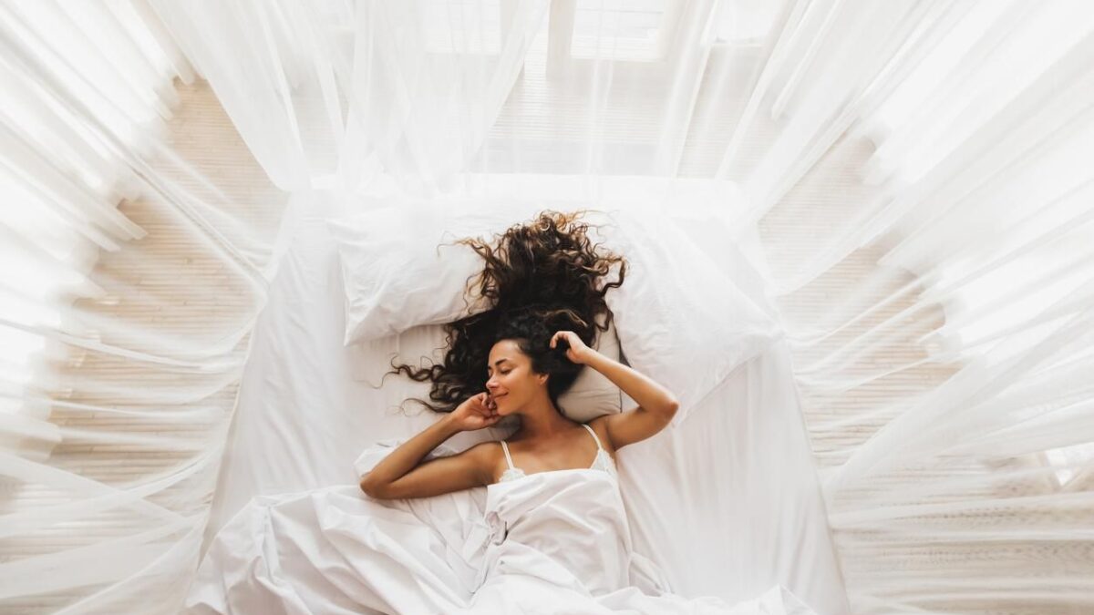 La cura dei capelli inizia a letto