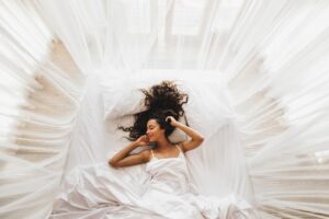 La cura dei capelli inizia a letto