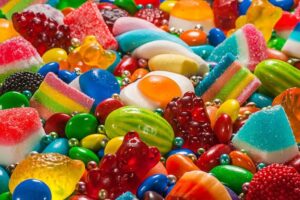 Una caramella tira l’altra. Gli italiani, a testa, ne mangiano 1,7 chili l’anno