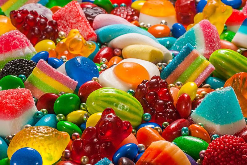 Una caramella tira l’altra. Gli italiani, a testa, ne mangiano 1,7 chili l’anno