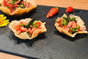 Cuciniamo insieme: cestini di Parmigiano con fragole e asparagi