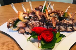 Cuciniamo insieme: carrè d’agnello a mo’ di spiedo