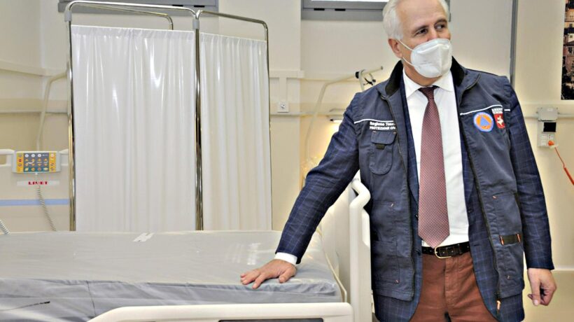 Giani prova a scaricare le sue colpe per i ritardi con fragili e settantenni