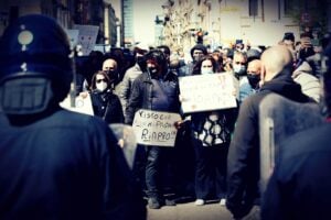 La disperazione scende in piazza